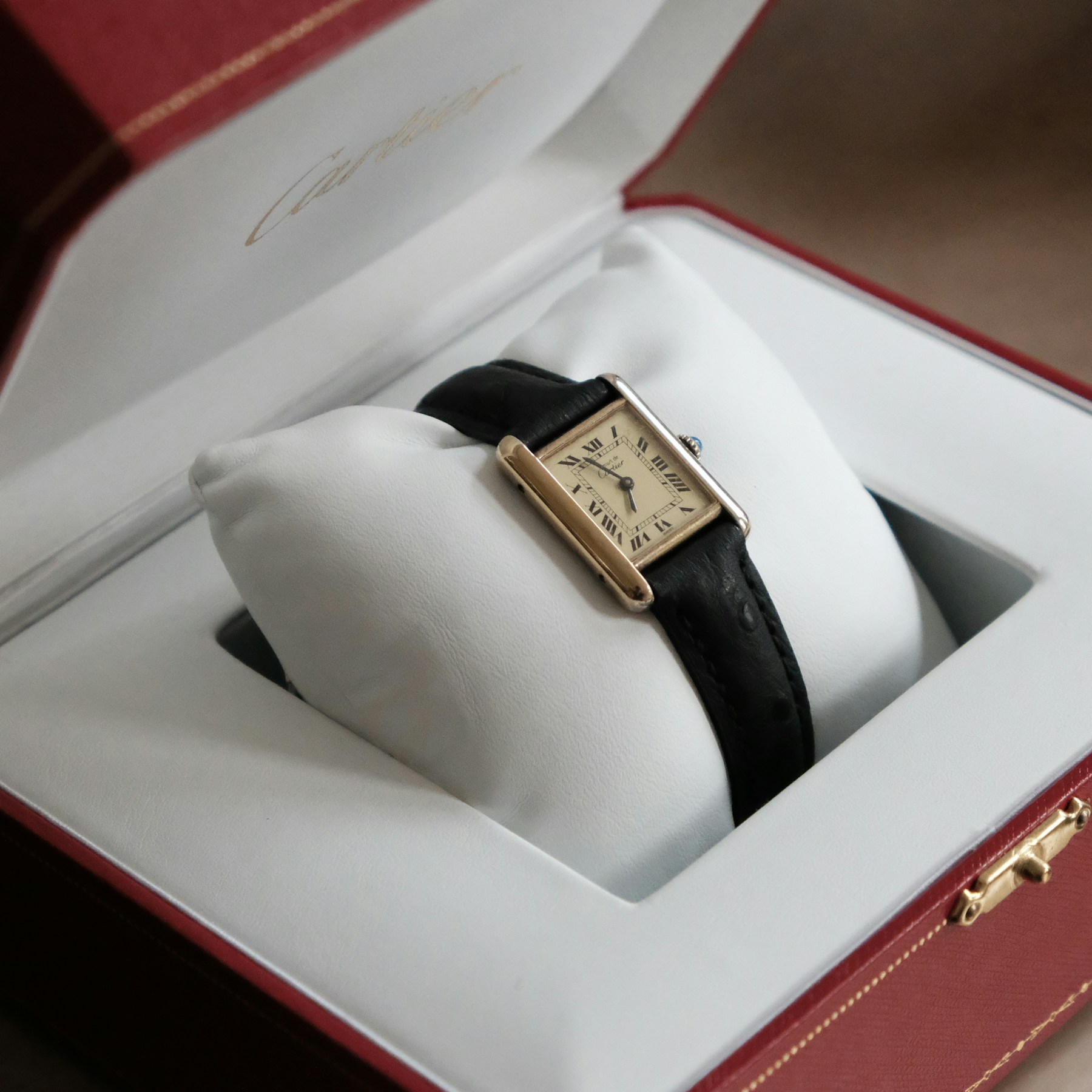 Cartier Tank nella sua scatola, orologio dress di lusso rettangolare con quadrante bianco e numeri romani