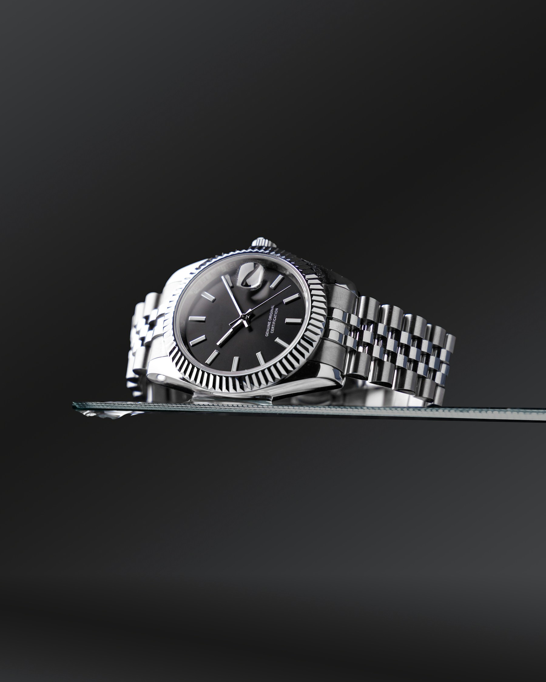 Rolex sportivo in acciaio con lunetta e quadrante scuro, riferimento al cronografo Daytona Cosmograph